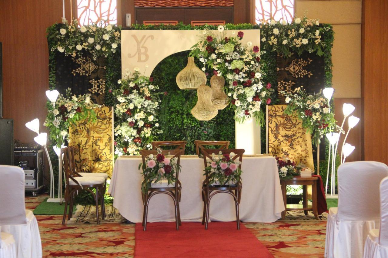 Swiss-Belinn Manyar Surabaya Exterior photo