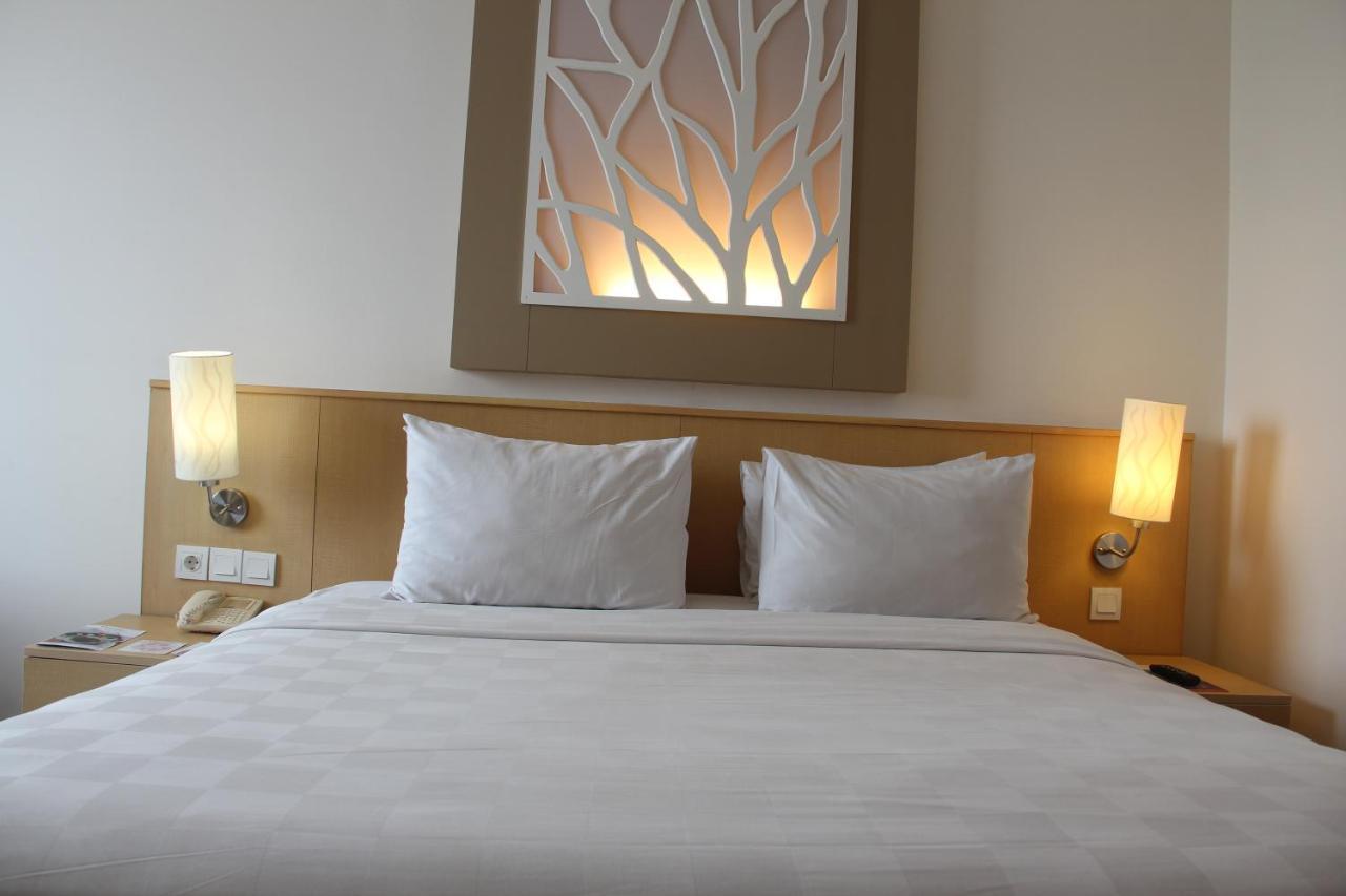 Swiss-Belinn Manyar Surabaya Exterior photo