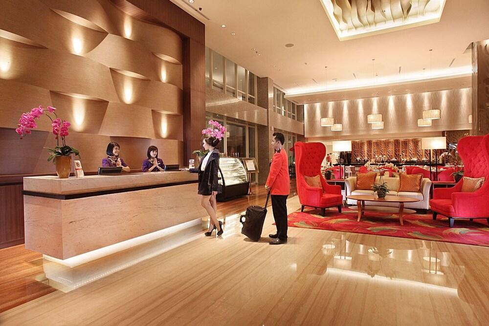 Swiss-Belinn Manyar Surabaya Exterior photo