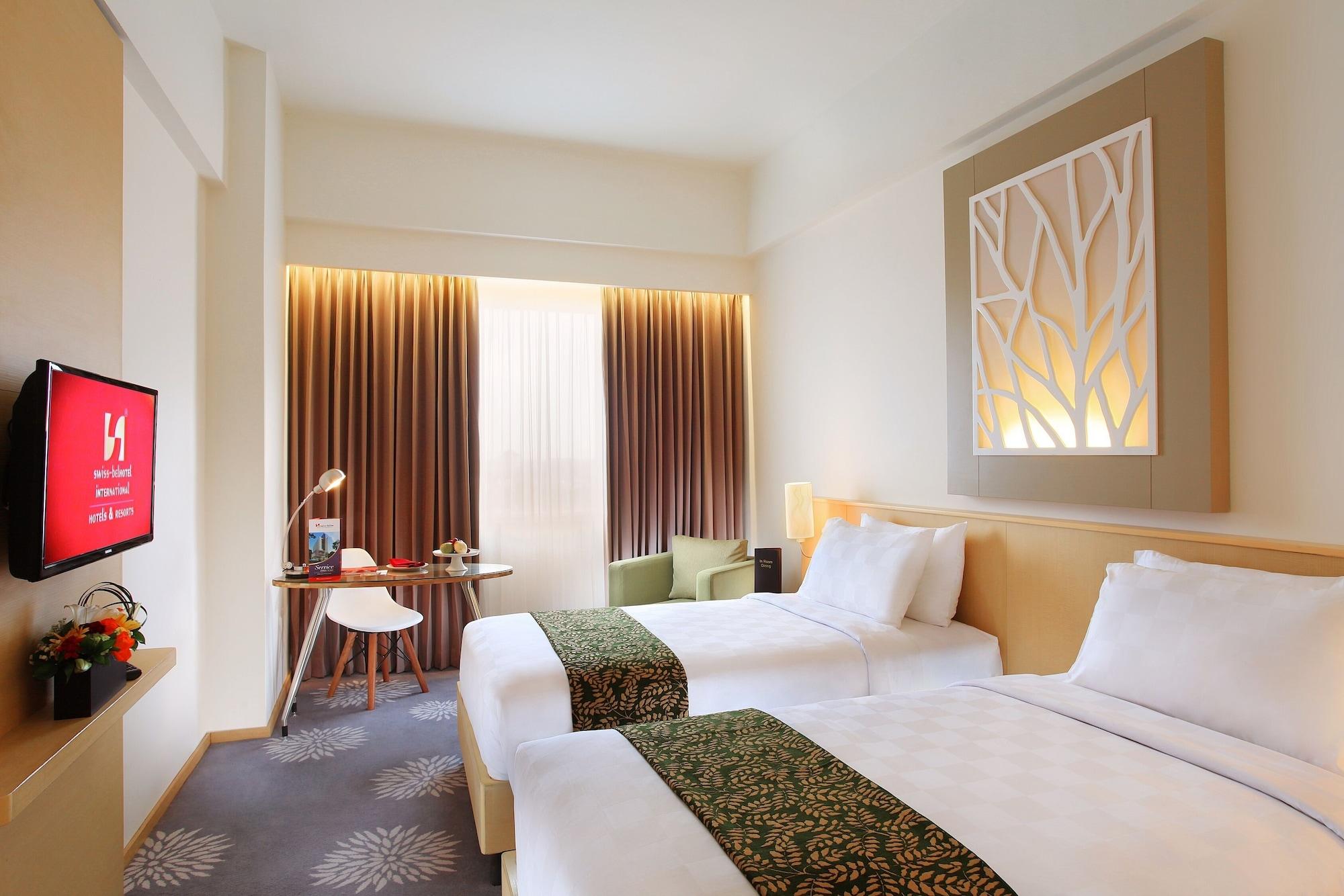 Swiss-Belinn Manyar Surabaya Exterior photo