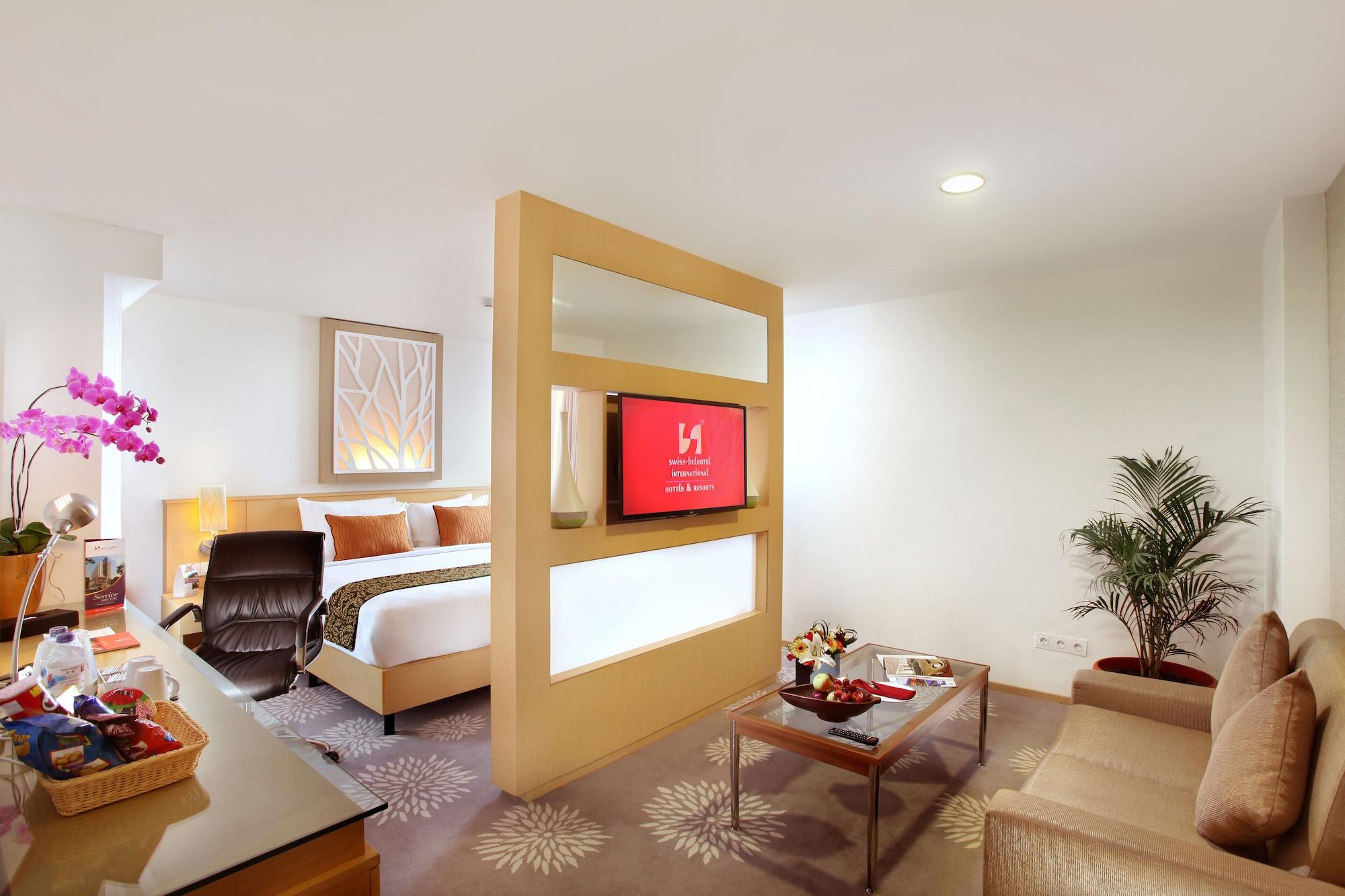 Swiss-Belinn Manyar Surabaya Exterior photo