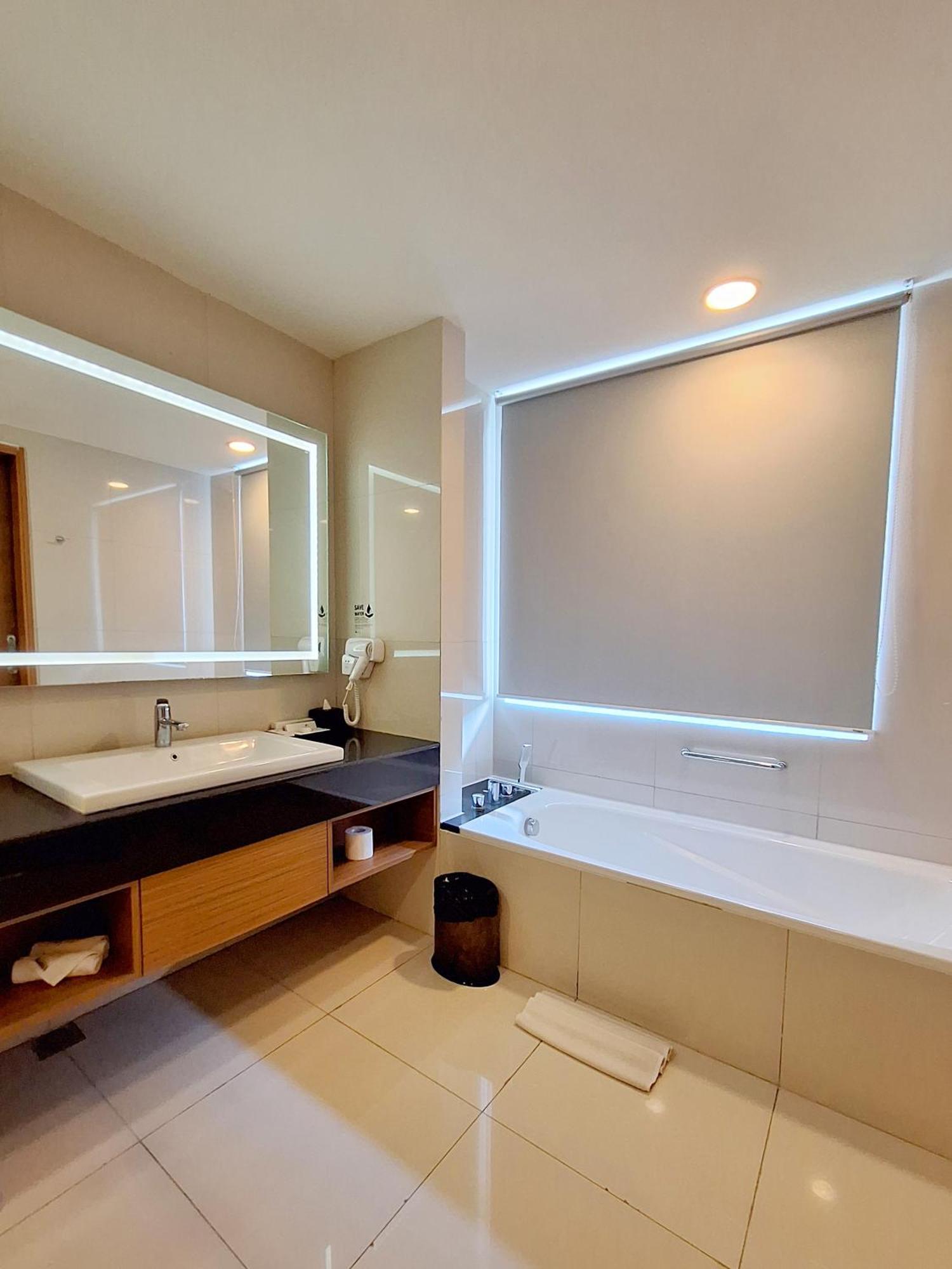 Swiss-Belinn Manyar Surabaya Exterior photo