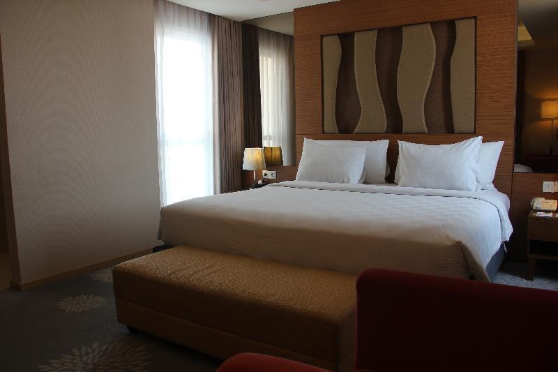 Swiss-Belinn Manyar Surabaya Exterior photo